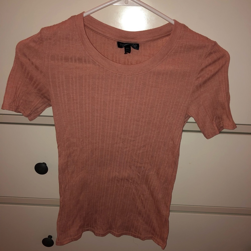 Rose colored ribbed fitted t-shirt